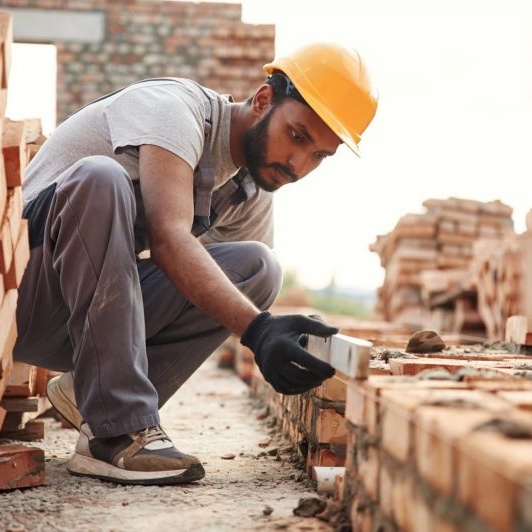 Profissional trabalhando em obra