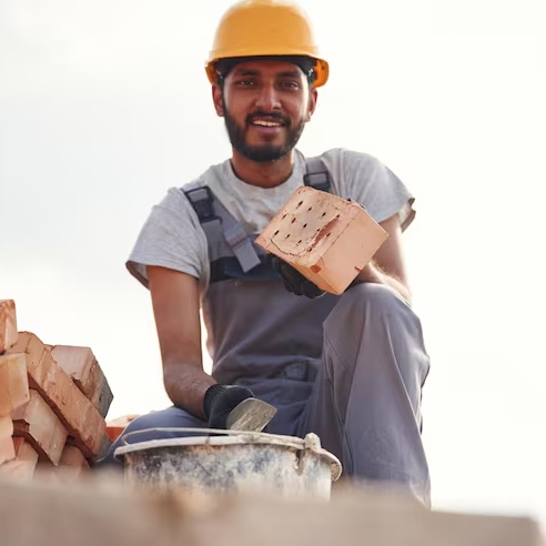 Profissional mostrando material de construção